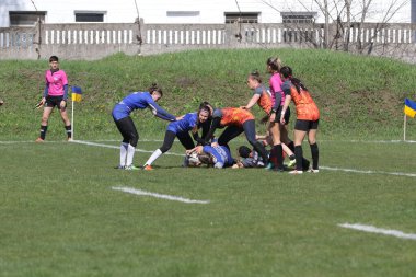 ODESSA, UKRAINE -17 Nisan 2021: 7 bayanlar ragbi takımı arasında Ukrayna Kupası. Odessa - mavi, Kiev Havacılık - turuncu. Kadın ragbi maçının gerginlik anı. Bayanlar ragbi takımı için dramatik meydan okuma oyunu