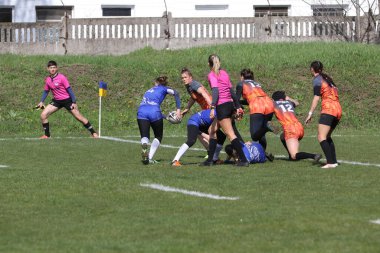 ODESSA, UKRAINE -17 Nisan 2021: 7 bayanlar ragbi takımı arasında Ukrayna Kupası. Odessa - mavi, Kiev Havacılık - turuncu. Kadın ragbi maçının gerginlik anı. Bayanlar ragbi takımı için dramatik meydan okuma oyunu