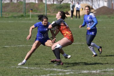 ODESSA, UKRAINE -17 Nisan 2021: 7 bayanlar ragbi takımı arasında Ukrayna Kupası. Odessa - mavi, Kiev Havacılık - turuncu. Kadın ragbi maçının gerginlik anı. Bayanlar ragbi takımı için dramatik meydan okuma oyunu