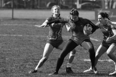 ODESSA, UKRAINE -17 Nisan 2021: 7 bayanlar ragbi takımı arasında Ukrayna Kupası. Odessa - mavi, Kiev Havacılık - turuncu. Kadın ragbi maçının gerginlik anı. Bayanlar ragbi takımı için dramatik meydan okuma oyunu