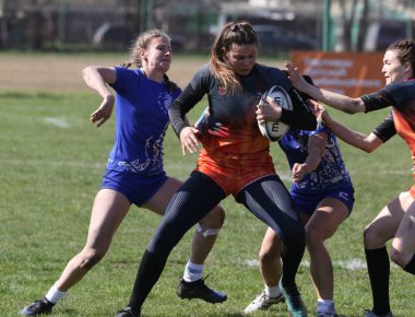 ODESSA, UKRAINE -17 Nisan 2021: 7 bayanlar ragbi takımı arasında Ukrayna Kupası. Odessa - mavi, Kiev Havacılık - turuncu. Kadın ragbi maçının gerginlik anı. Bayanlar ragbi takımı için dramatik meydan okuma oyunu