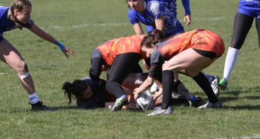 ODESSA, UKRAINE -17 Nisan 2021: 7 bayanlar ragbi takımı arasında Ukrayna Kupası. Odessa - mavi, Kiev Havacılık - turuncu. Kadın ragbi maçının gerginlik anı. Bayanlar ragbi takımı için dramatik meydan okuma oyunu