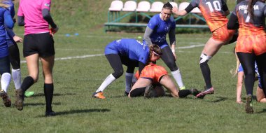 ODESSA, UKRAINE -17 Nisan 2021: 7 bayanlar ragbi takımı arasında Ukrayna Kupası. Odessa - mavi, Kiev Havacılık - turuncu. Kadın ragbi maçının gerginlik anı. Bayanlar ragbi takımı için dramatik meydan okuma oyunu