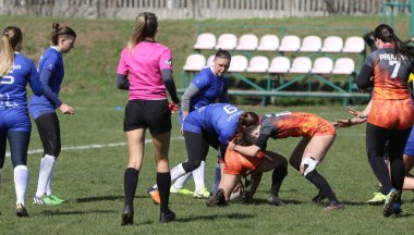 ODESSA, UKRAINE -17 Nisan 2021: 7 bayanlar ragbi takımı arasında Ukrayna Kupası. Odessa - mavi, Kiev Havacılık - turuncu. Kadın ragbi maçının gerginlik anı. Bayanlar ragbi takımı için dramatik meydan okuma oyunu