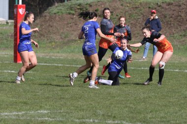 ODESSA, UKRAINE -17 Nisan 2021: 7 bayanlar ragbi takımı arasında Ukrayna Kupası. Odessa - mavi, Kiev Havacılık - turuncu. Kadın ragbi maçının gerginlik anı. Bayanlar ragbi takımı için dramatik meydan okuma oyunu