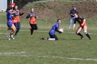 ODESSA, UKRAINE -17 Nisan 2021: 7 bayanlar ragbi takımı arasında Ukrayna Kupası. Odessa - mavi, Kiev Havacılık - turuncu. Kadın ragbi maçının gerginlik anı. Bayanlar ragbi takımı için dramatik meydan okuma oyunu