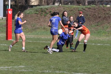 ODESSA, UKRAINE -17 Nisan 2021: 7 bayanlar ragbi takımı arasında Ukrayna Kupası. Odessa - mavi, Kiev Havacılık - turuncu. Kadın ragbi maçının gerginlik anı. Bayanlar ragbi takımı için dramatik meydan okuma oyunu