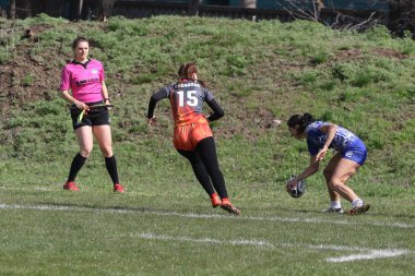 ODESSA, UKRAINE -17 Nisan 2021: 7 bayanlar ragbi takımı arasında Ukrayna Kupası. Odessa - mavi, Kiev Havacılık - turuncu. Kadın ragbi maçının gerginlik anı. Bayanlar ragbi takımı için dramatik meydan okuma oyunu