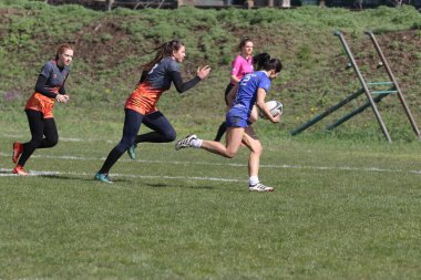 ODESSA, UKRAINE -17 Nisan 2021: 7 bayanlar ragbi takımı arasında Ukrayna Kupası. Odessa - mavi, Kiev Havacılık - turuncu. Kadın ragbi maçının gerginlik anı. Bayanlar ragbi takımı için dramatik meydan okuma oyunu