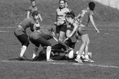 ODESSA, UKRAINE -17 Nisan 2021: 7 bayanlar ragbi takımı arasında Ukrayna Kupası. Odessa - mavi, Kiev Havacılık - turuncu. Kadın ragbi maçının gerginlik anı. Bayanlar ragbi takımı için dramatik meydan okuma oyunu