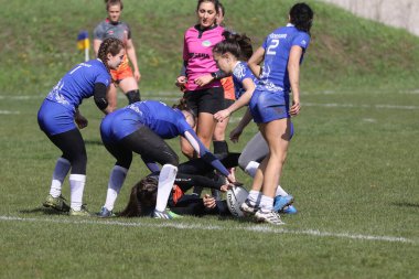 ODESSA, UKRAINE -17 Nisan 2021: 7 bayanlar ragbi takımı arasında Ukrayna Kupası. Odessa - mavi, Kiev Havacılık - turuncu. Kadın ragbi maçının gerginlik anı. Bayanlar ragbi takımı için dramatik meydan okuma oyunu