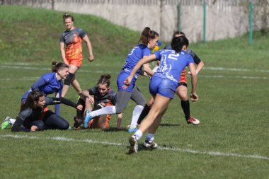 ODESSA, UKRAINE -17 Nisan 2021: 7 bayanlar ragbi takımı arasında Ukrayna Kupası. Odessa - mavi, Kiev Havacılık - turuncu. Kadın ragbi maçının gerginlik anı. Bayanlar ragbi takımı için dramatik meydan okuma oyunu