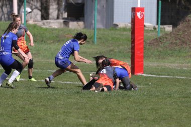 ODESSA, UKRAINE -17 Nisan 2021: 7 bayanlar ragbi takımı arasında Ukrayna Kupası. Odessa - mavi, Kiev Havacılık - turuncu. Kadın ragbi maçının gerginlik anı. Bayanlar ragbi takımı için dramatik meydan okuma oyunu