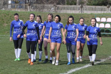 ODESSA, UKRAINE -17 Nisan 2021: 7 bayanlar ragbi takımı arasında Ukrayna Kupası. Odessa - mavi, Kiev Havacılık - turuncu. Kadın ragbi maçının gerginlik anı. Bayanlar ragbi takımı için dramatik meydan okuma oyunu