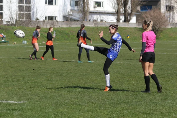ODESSA, UKRAINE -17 Nisan 2021: 7 bayanlar ragbi takımı arasında Ukrayna Kupası. Odessa - mavi, Kiev Havacılık - turuncu. Kadın ragbi maçının gerginlik anı. Bayanlar ragbi takımı için dramatik meydan okuma oyunu