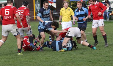 ODESSA, UKRAINE - 17 Nisan 2021: Rugby Kupası 7. Odessa Polytechnic Derby - mavi, CREDO - kırmızı. Erkeklerin ragbi maçının gergin anı. Dramatik ve zorlu erkek ragbi müsabakası. Erkekler ragbi sahasında savaşır