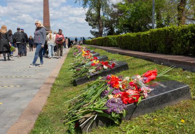ODESSA, UKRAINE - 9 Mayıs 2021: Bilinmeyen Ebedi Alev Savaşçısı 'nın Anıtı' ndan Anavatan 'ın savunucularına ateşle çiçeklerle. Anavatanın düşen savunucularının anısına 