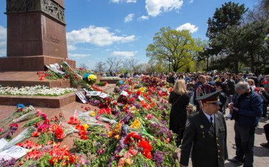 ODESSA, UKRAINE - 9 Mayıs 2021: Bilinmeyen Ebedi Alev Savaşçısı 'nın Anıtı' ndan Anavatan 'ın savunucularına ateşle çiçeklerle. Anavatanın düşen savunucularının anısına 