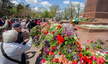 ODESSA, UKRAINE - 9 Mayıs 2021: Bilinmeyen Ebedi Alev Savaşçısı 'nın Anıtı' ndan Anavatan 'ın savunucularına ateşle çiçeklerle. Anavatanın düşen savunucularının anısına 