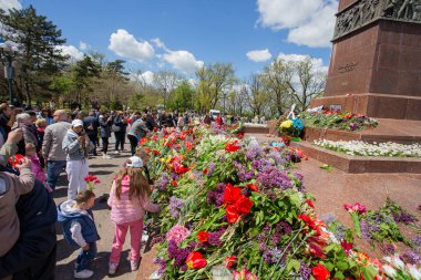 ODESSA, UKRAINE - 9 Mayıs 2021: Bilinmeyen Ebedi Alev Savaşçısı 'nın Anıtı' ndan Anavatan 'ın savunucularına ateşle çiçeklerle. Anavatanın düşen savunucularının anısına 