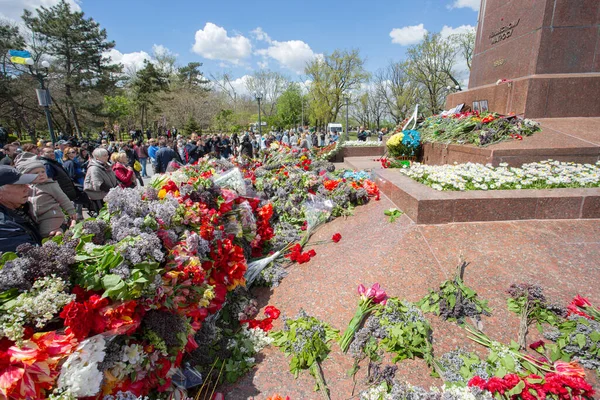 オデッサ ウクライナ 2021年5月9日 火災による花と祖国の防衛に永遠の炎の無名の水兵の記念碑 祖国の崩壊を記念して 永遠の炎 勝利の日 — ストック写真