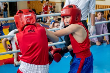 Odessa, Ukrayna, 15 Mayıs 2021: Çocuklar arasında boks turnuvaları. Çocuk boksu, çocuk sporları. Çocuklar bu yetişkin duygularıyla boğuşuyorlar. Sporun popülerleşmesi ve sağlıklı bir yaşam tarzı