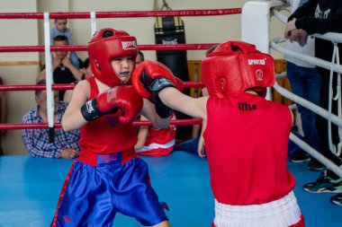 Odessa, Ukrayna, 15 Mayıs 2021: Çocuklar arasında boks turnuvaları. Çocuk boksu, çocuk sporları. Çocuklar bu yetişkin duygularıyla boğuşuyorlar. Sporun popülerleşmesi ve sağlıklı bir yaşam tarzı