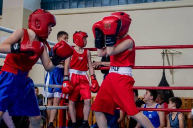 Odessa, Ukrayna, 15 Mayıs 2021: Çocuklar arasında boks turnuvaları. Çocuk boksu, çocuk sporları. Çocuklar bu yetişkin duygularıyla boğuşuyorlar. Sporun popülerleşmesi ve sağlıklı bir yaşam tarzı