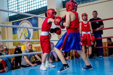 Odessa, Ukrayna, 15 Mayıs 2021: Çocuklar arasında boks turnuvaları. Çocuk boksu, çocuk sporları. Çocuklar bu yetişkin duygularıyla boğuşuyorlar. Sporun popülerleşmesi ve sağlıklı bir yaşam tarzı