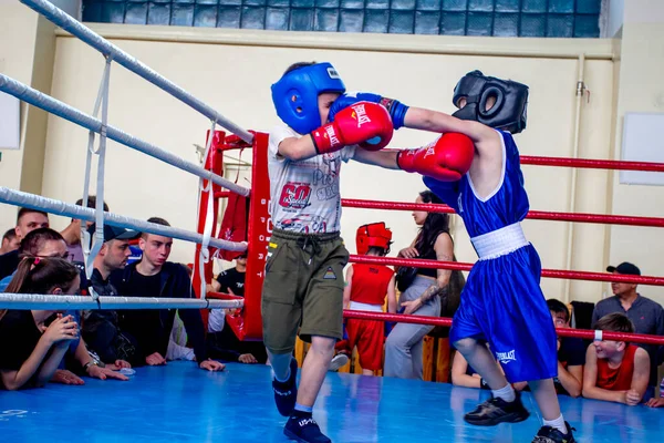 2021年5月15日 乌克兰敖德萨 儿童拳击锦标赛 儿童拳击 儿童运动 孩子们与这些成年人的情绪作斗争 普及体育运动和健康的生活方式 — 图库照片