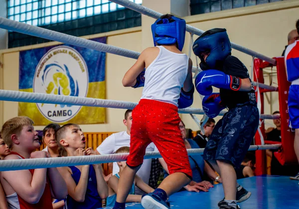 2021年5月15日 乌克兰敖德萨 儿童拳击锦标赛 儿童拳击 儿童运动 孩子们与这些成年人的情绪作斗争 普及体育运动和健康的生活方式 — 图库照片