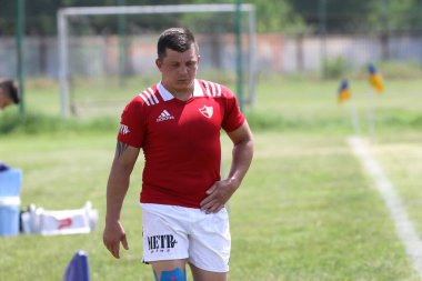 Odessa, Ukrayna - 23 Haziran 2021: Odessa Milli Takımı CREDO (kırmızı) - OLYMP-Kharkiv (sarı) in rugby 7s. Top için erkek rugby oyuncularının sert agresif dövüşü. Stadyumun yeşil çimlerinde dinamik bir oyun
