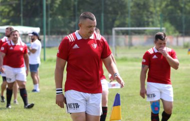 Odessa, Ukrayna - 23 Haziran 2021: Odessa Milli Takımı CREDO (kırmızı) - OLYMP-Kharkiv (sarı) in rugby 7s. Top için erkek rugby oyuncularının sert agresif dövüşü. Stadyumun yeşil çimlerinde dinamik bir oyun