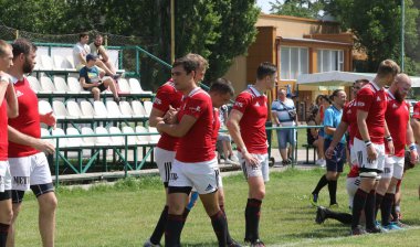 Odessa, Ukrayna - 23 Haziran 2021: Odessa Milli Takımı CREDO (kırmızı) - OLYMP-Kharkiv (sarı) in rugby 7s. Top için erkek rugby oyuncularının sert agresif dövüşü. Stadyumun yeşil çimlerinde dinamik bir oyun