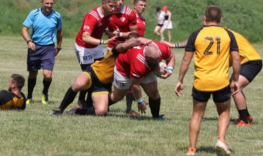 Odessa, Ukrayna - 23 Haziran 2021: Odessa Milli Takımı CREDO (kırmızı) - OLYMP-Kharkiv (sarı) in rugby 7s. Top için erkek rugby oyuncularının sert agresif dövüşü. Stadyumun yeşil çimlerinde dinamik bir oyun