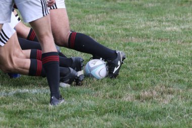 Odessa, Ukrayna - 23 Haziran 2021: Odessa Milli Takımı CREDO (kırmızı) - OLYMP-Kharkiv (sarı) in rugby 7s. Top için erkek rugby oyuncularının sert agresif dövüşü. Stadyumun yeşil çimlerinde dinamik bir oyun