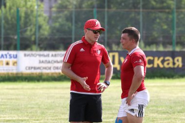 Odessa, Ukrayna - 23 Haziran 2021: Odessa Milli Takımı CREDO (kırmızı) - OLYMP-Kharkiv (sarı) in rugby 7s. Top için erkek rugby oyuncularının sert agresif dövüşü. Stadyumun yeşil çimlerinde dinamik bir oyun