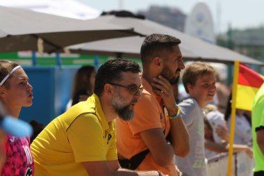 ODESSA, UKRAINE 8 Temmuz 2021: Ukrayna Plajı Kadınlar Kupası. Kızın futbolcuları, güneşli bir günde deniz kenti kumsalında umutsuzca plaj futbolu oynuyorlar. Kadın futbolu kumsalda