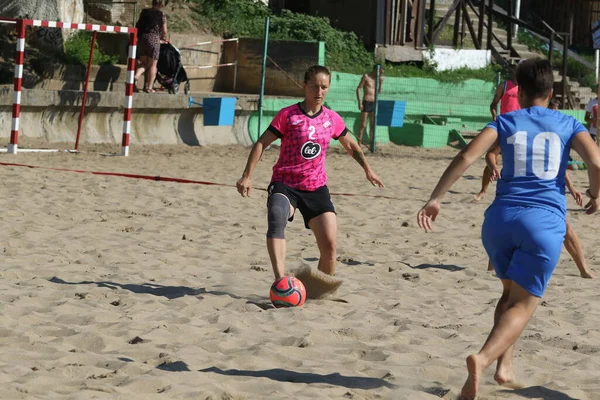 Odessa Ukraine 2021年7月8日 ウクライナのビーチサッカー女子カップ 女の子のサッカー選手たちは 暑い晴れた日に海の街のビーチの砂の上で必死にビーチサッカーをしています 砂の上の女子サッカー — ストック写真