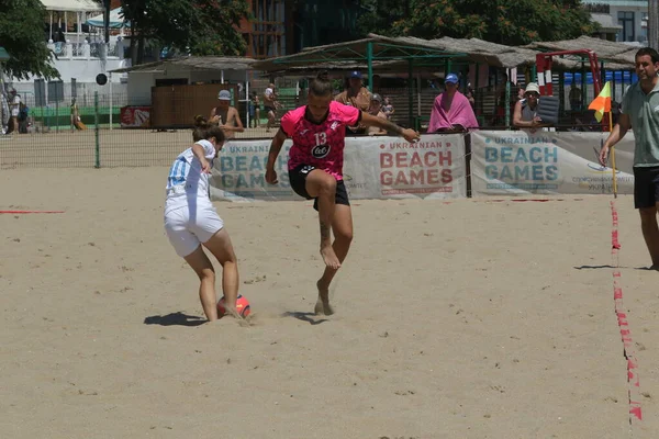 Odessa Ukraine 2021年7月8日 ウクライナのビーチサッカー女子カップ 女の子のサッカー選手たちは 暑い晴れた日に海の街のビーチの砂の上で必死にビーチサッカーをしています 砂の上の女子サッカー — ストック写真