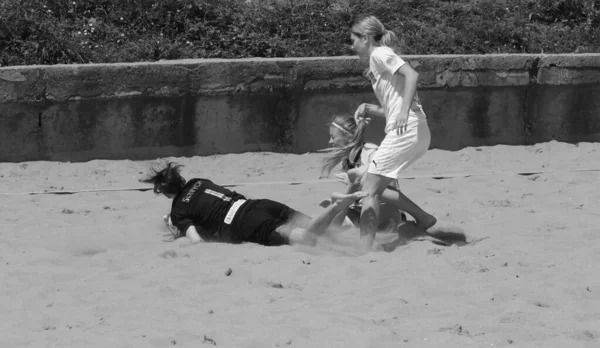 Odessa Ukraine 2021 우크라이나 소녀의 선수들은 해변의 모래사장에서 필사적으로 축구를 — 스톡 사진