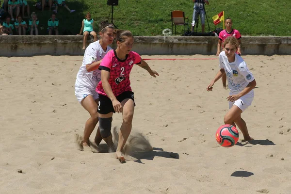 Odessa Ukraine 2021 우크라이나 소녀의 선수들은 해변의 모래사장에서 필사적으로 축구를 — 스톡 사진