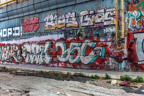 Kaunis katutaidegraffiti. Abstrakti luova piirustus muoti — kuvapankkivalokuva