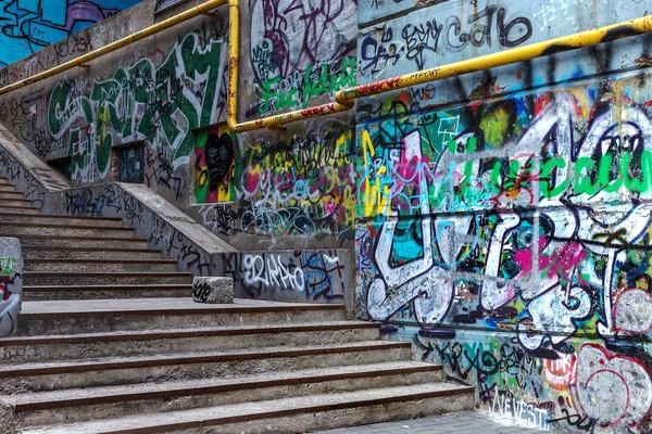 Gyönyörű fiatal barna tini pózol. stúdió felvétel. hosszú hajú lány — Stock fotografie