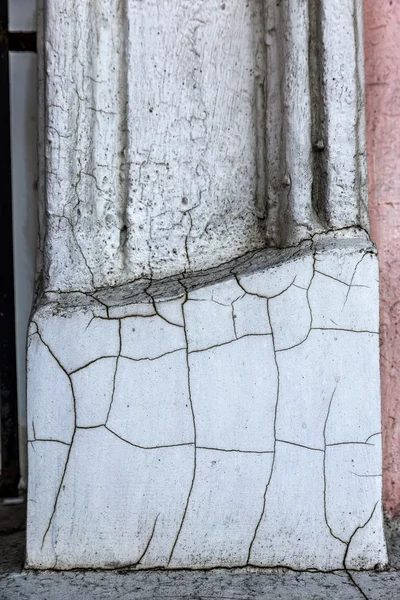 Schöne alte Mauer mit großen Rissen und Textur. kann verwendet werden als — Stockfoto