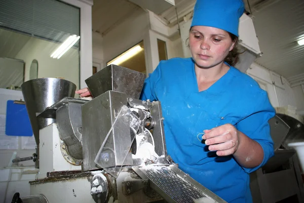 Odessa, Ucrânia - 7 de julho de 2007: A fábrica para a produção do — Fotografia de Stock