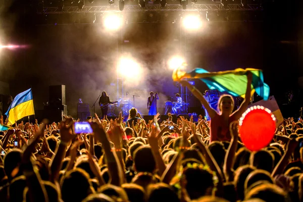 Odessa, Ukrayna - 28 Haziran 2014: İnsanların büyük bir kalabalığa 