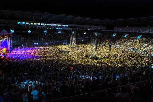 Odessa, Ukraine - June 28, 2014: A large crowd of people having — Stock Photo, Image