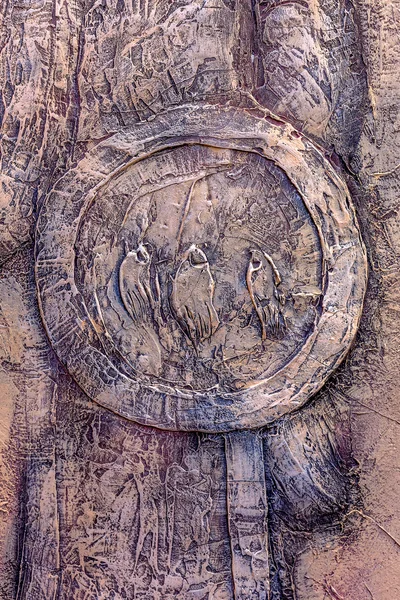 Fasada kamień ściany freskami. Płaskorzeźba obraz kowbojem Ind — Zdjęcie stockowe