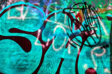 Güzel sokak sanatı grafitileri. Şehrin duvarlarına soyut yaratıcı renkler çiziyor. şehir çağdaş kültürü